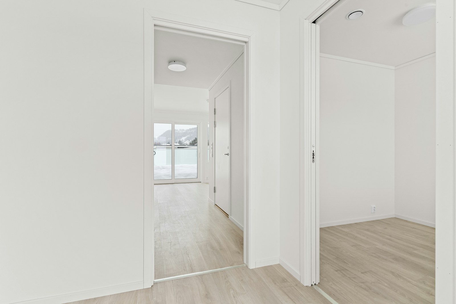 Unstaged room before Coastal virtual staging