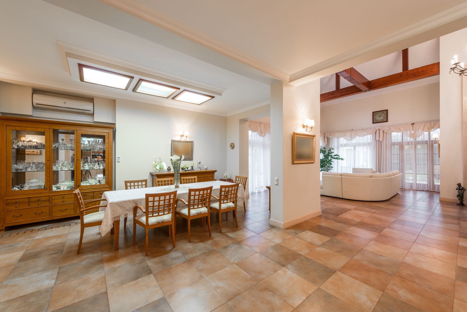 Unstaged room before Scandinavian virtual staging